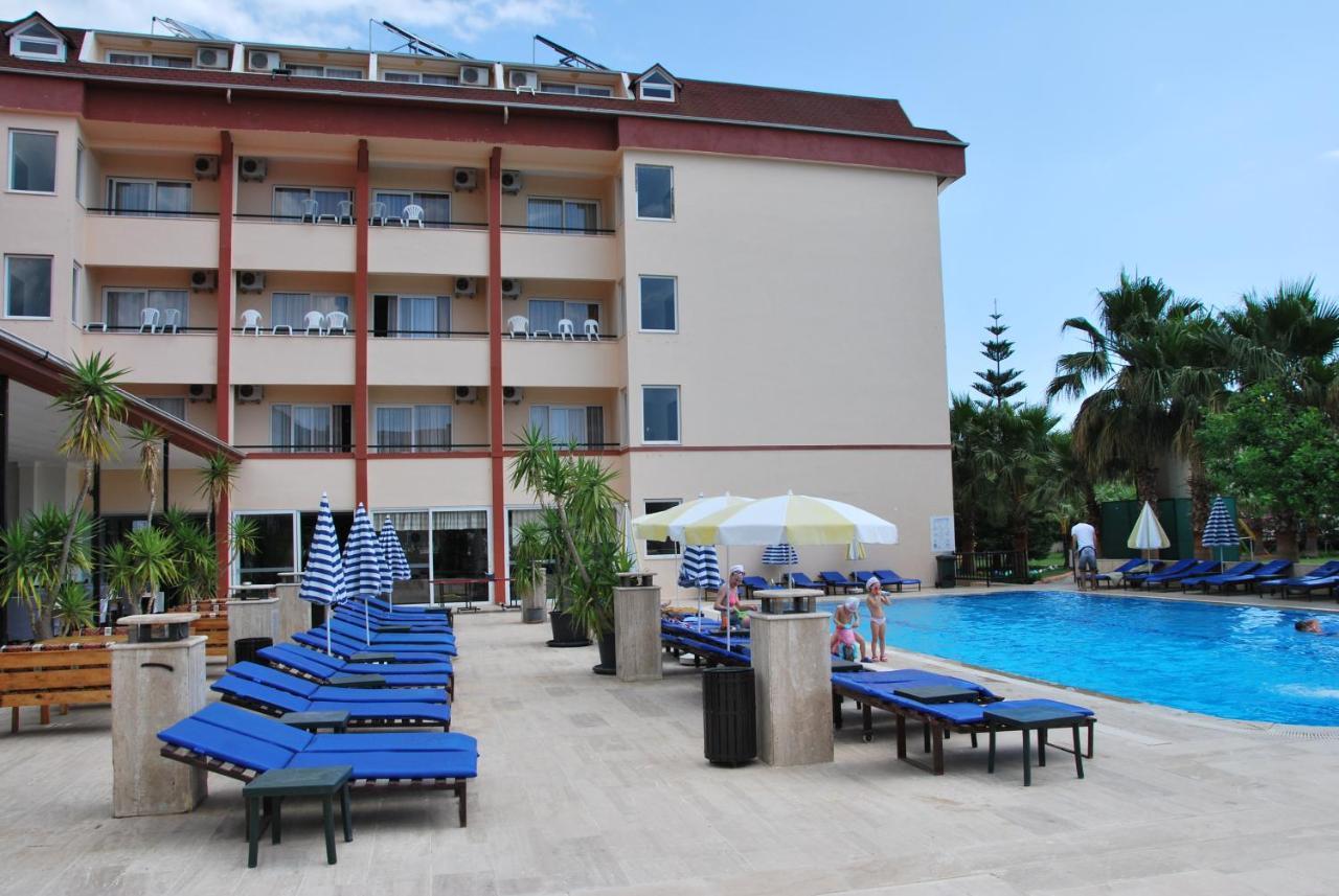 Castle Park Hotel Белдиби Екстериор снимка