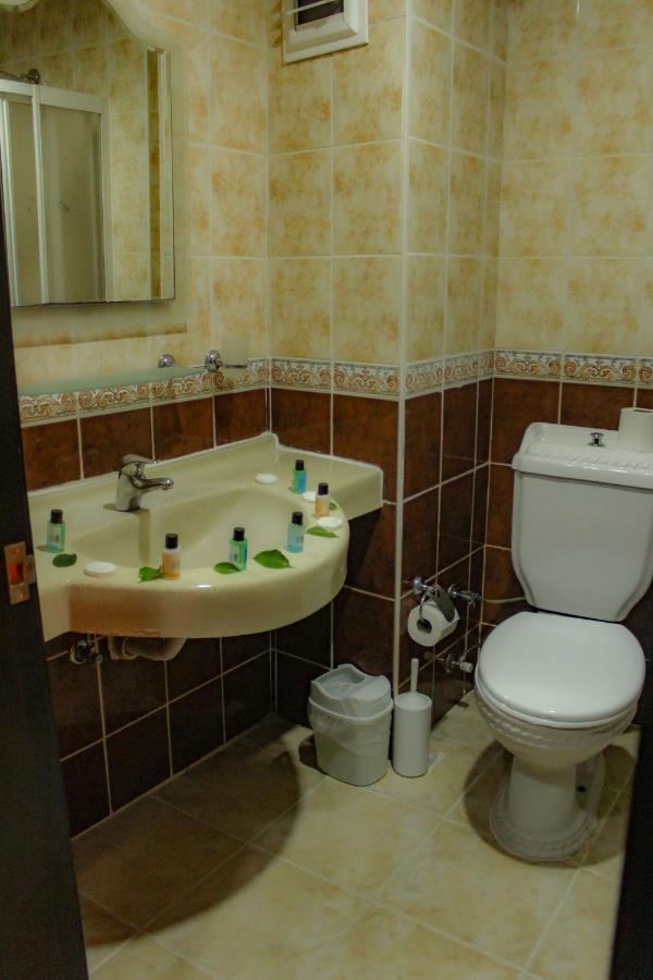 Castle Park Hotel Белдиби Екстериор снимка