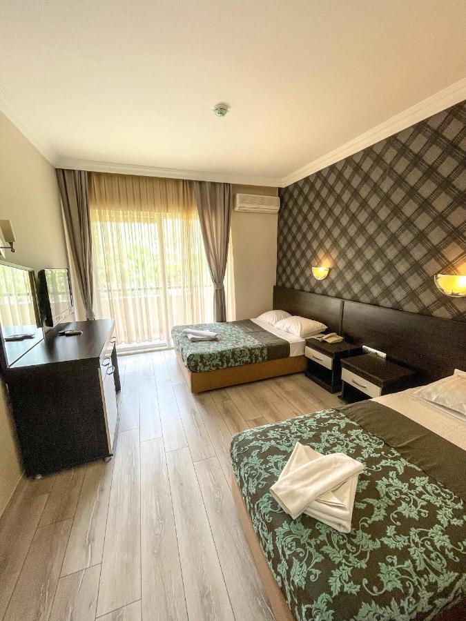 Castle Park Hotel Белдиби Екстериор снимка