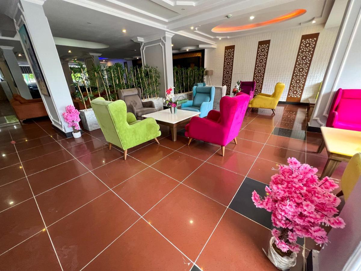 Castle Park Hotel Белдиби Екстериор снимка