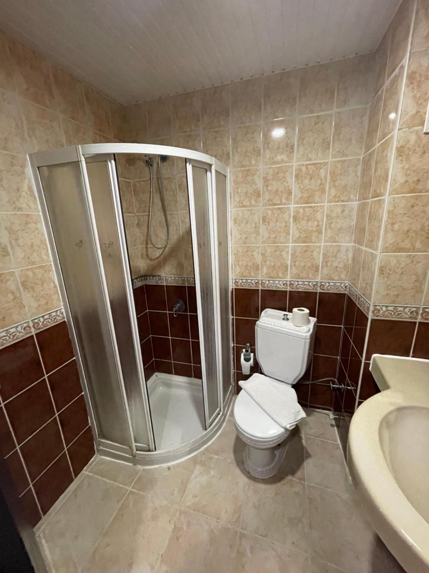 Castle Park Hotel Белдиби Екстериор снимка