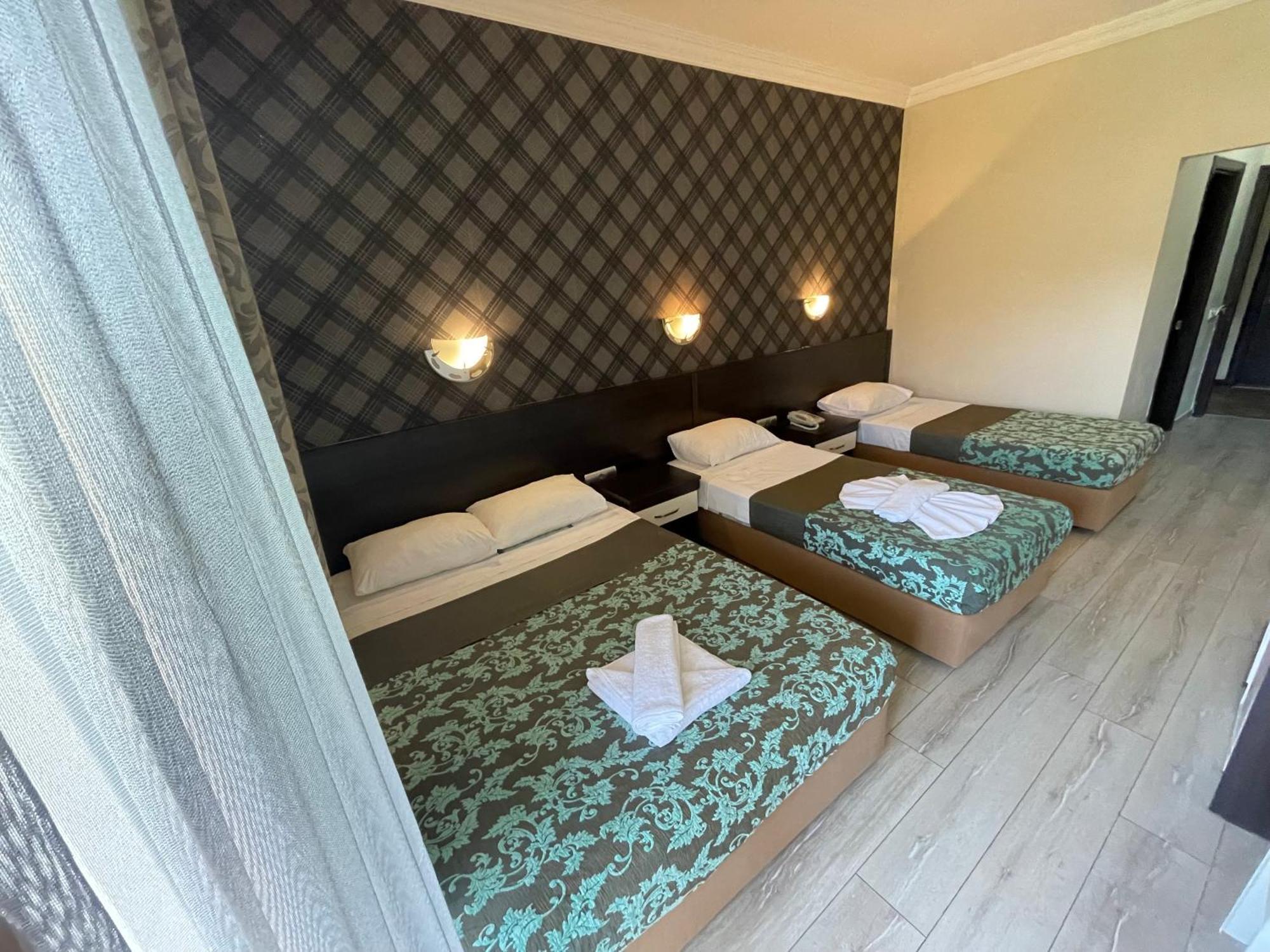 Castle Park Hotel Белдиби Екстериор снимка