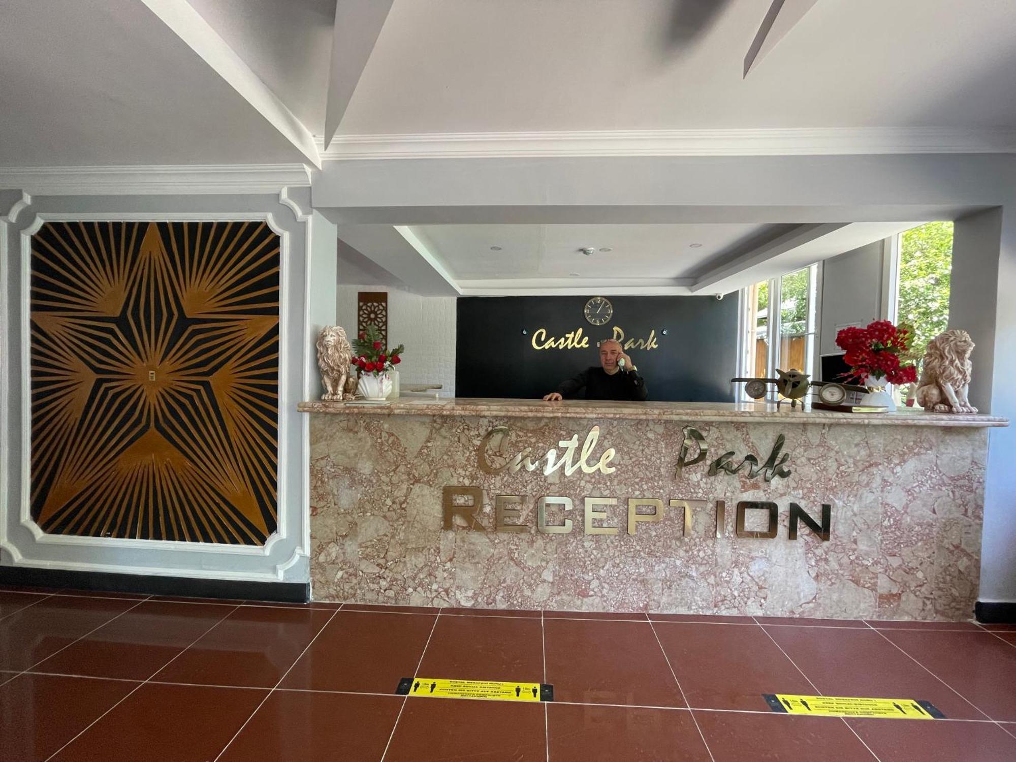 Castle Park Hotel Белдиби Екстериор снимка