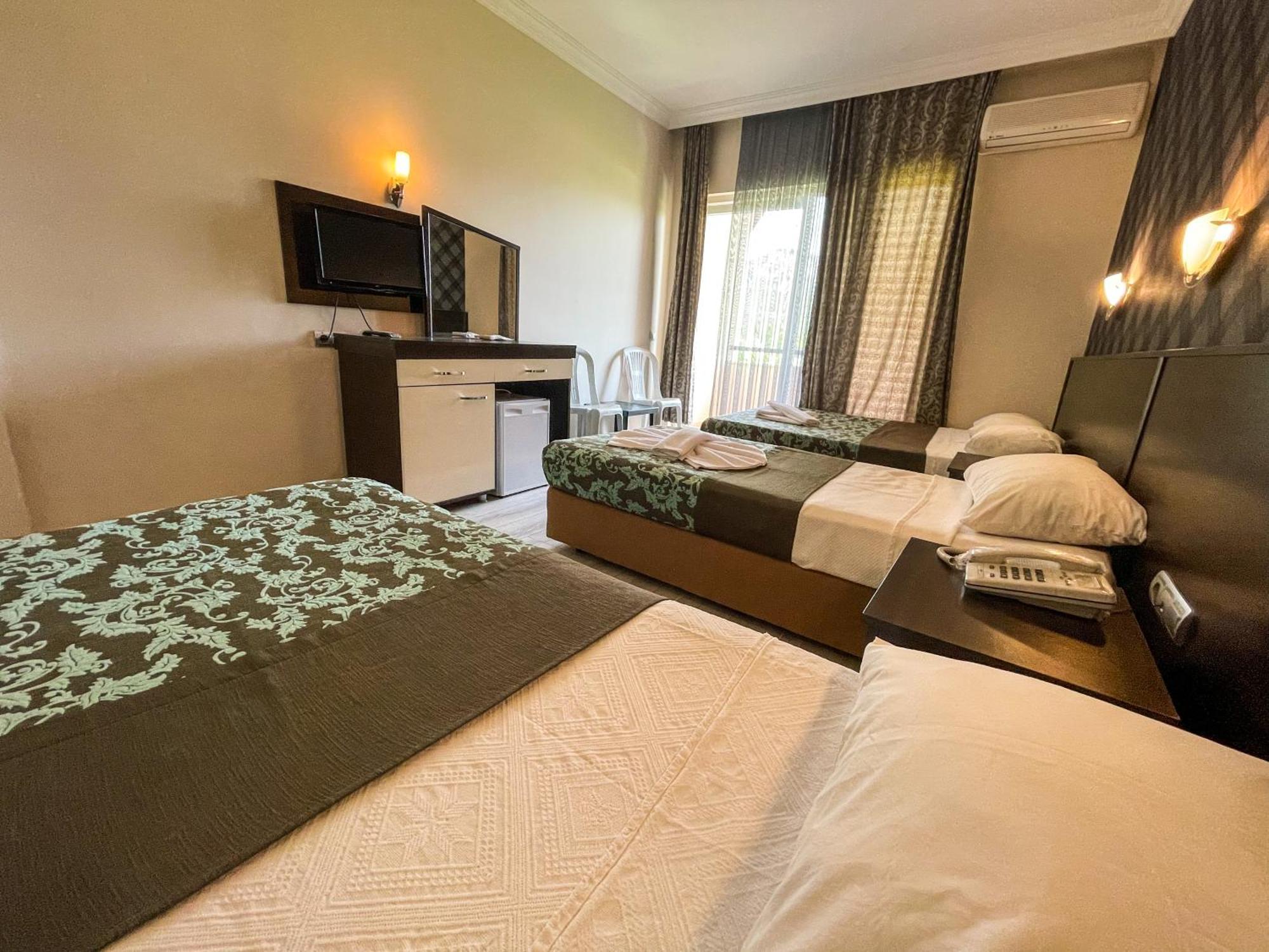 Castle Park Hotel Белдиби Екстериор снимка