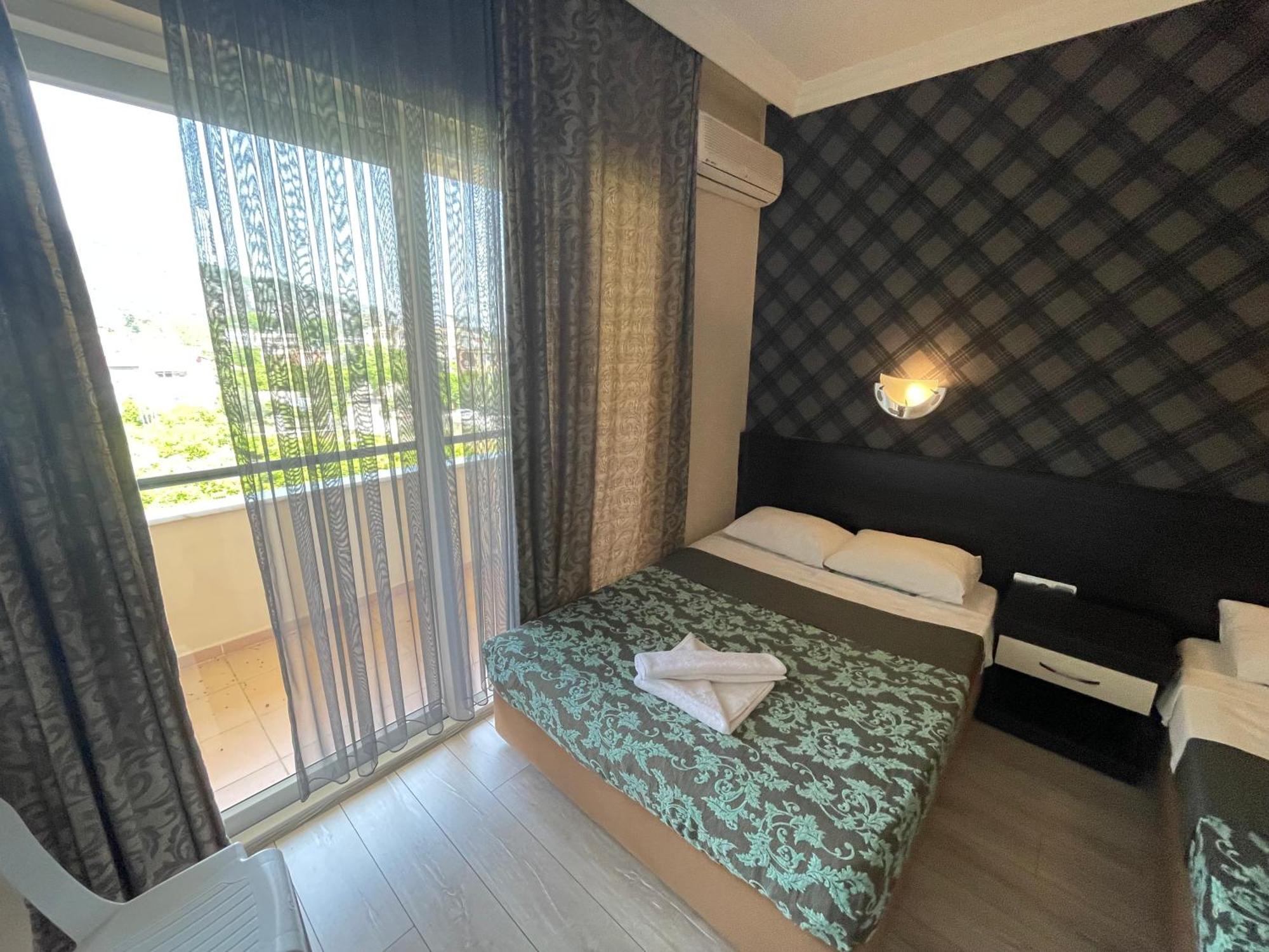 Castle Park Hotel Белдиби Екстериор снимка