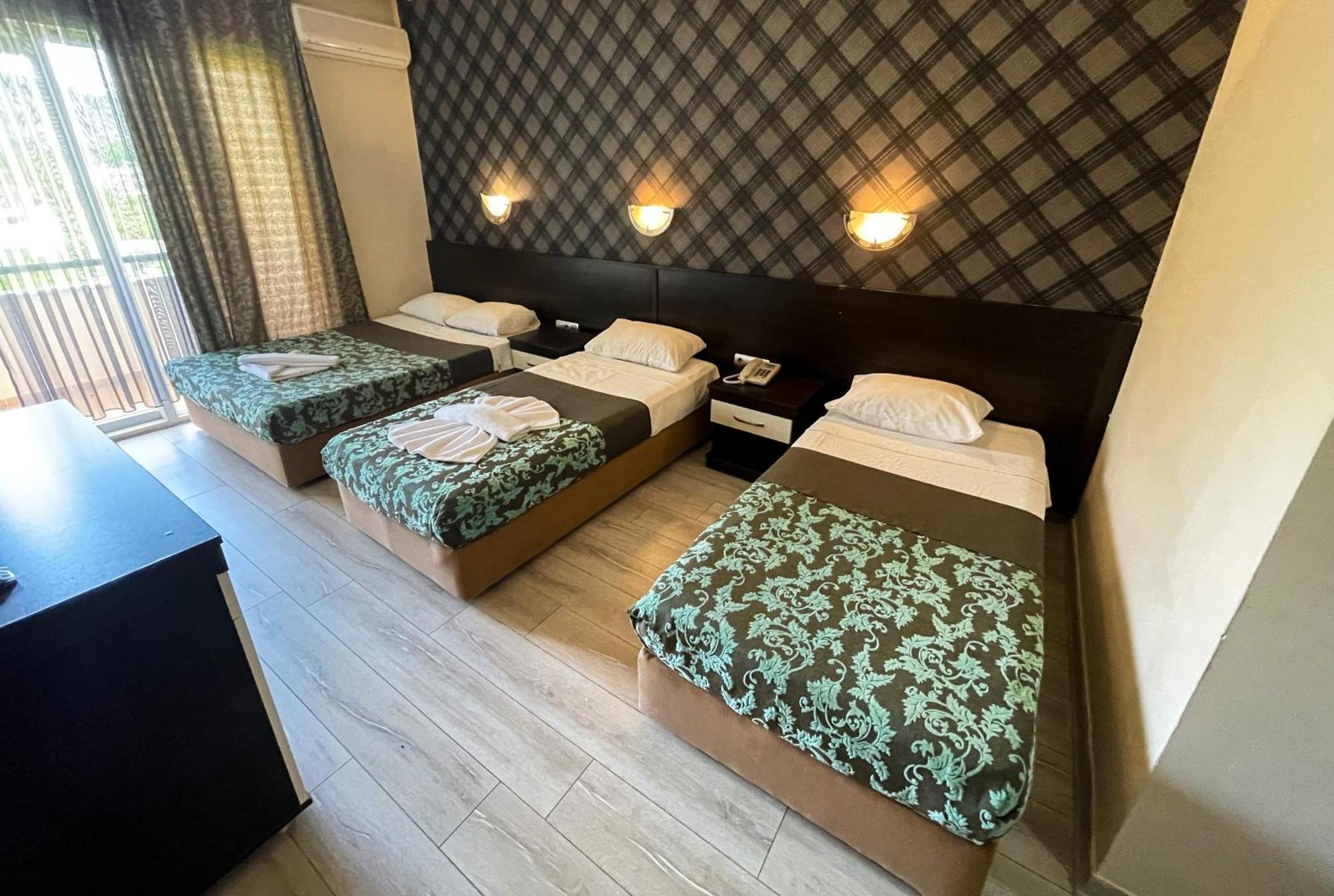 Castle Park Hotel Белдиби Екстериор снимка